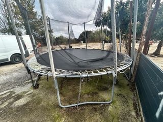 Cama elástica con red de seguridad