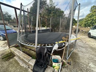 Cama elástica con red de seguridad