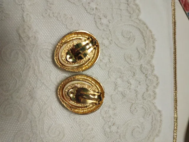 Orecchini eleganti dorati e avorio