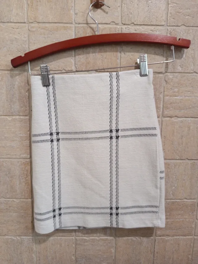 Minifalda de cuadros beige y negro. Ajustada