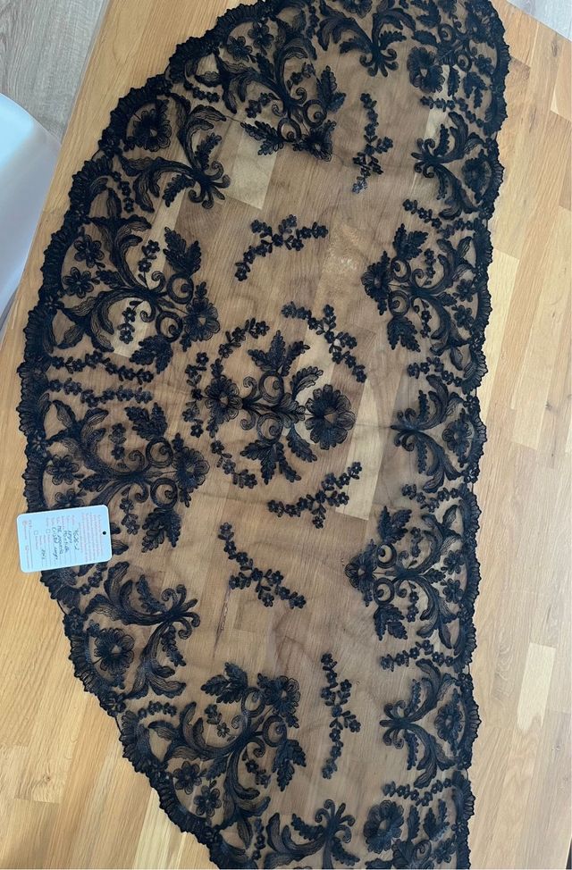 Mantilla media luna fallera negra pequeña