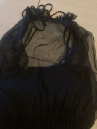 Top nero con dettagli colorati