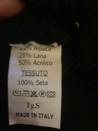 Top nero con dettagli colorati