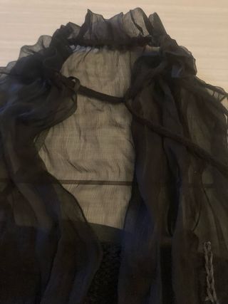 Top nero con dettagli colorati