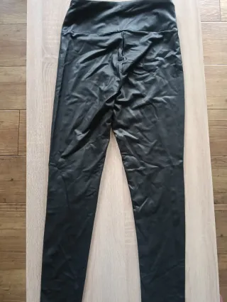 Leggings efecto piel negros