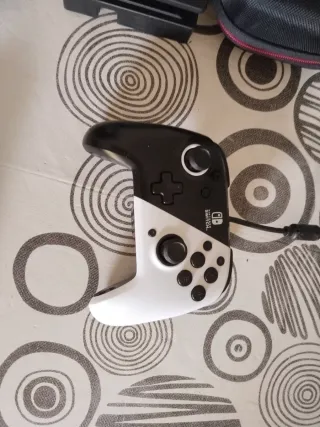 Nintendo Switch con 2 mandos y más cosas