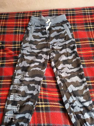 Pantalón chándal camuflaje SKATE talla 134/140 cn