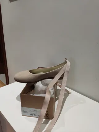 Comunión niña.Bailarinas beige mujer atadas al tob