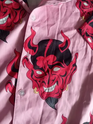 Camisa rosa con estampado de demonios