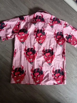 Camisa rosa con estampado de demonios