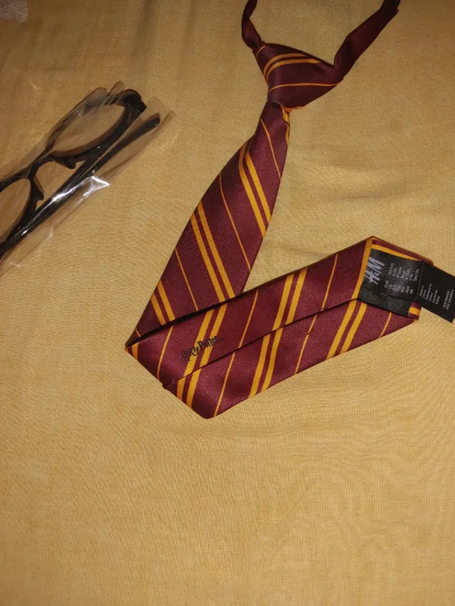Corbata Harry Potter H&M y Gafas