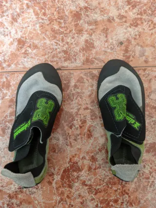 Arnés infantil y pies de gato