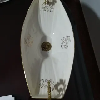 Adorno de porcelana con base dorada