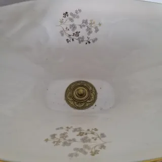 Adorno de porcelana con base dorada