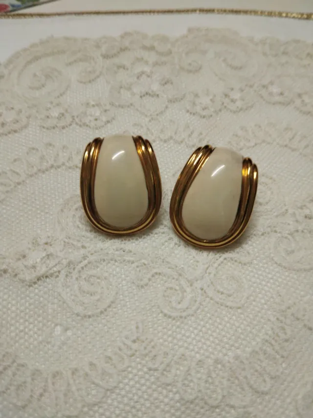 Orecchini vintage eleganti beige e oro