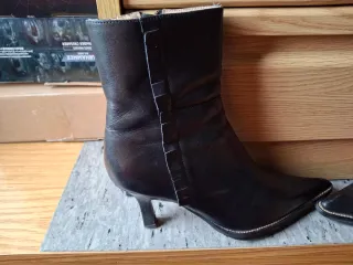 Botines de piel negros y rojos