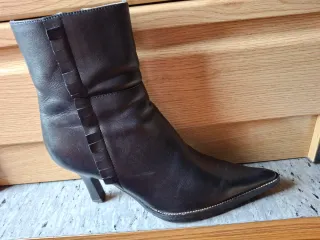 Botines de piel negros y rojos