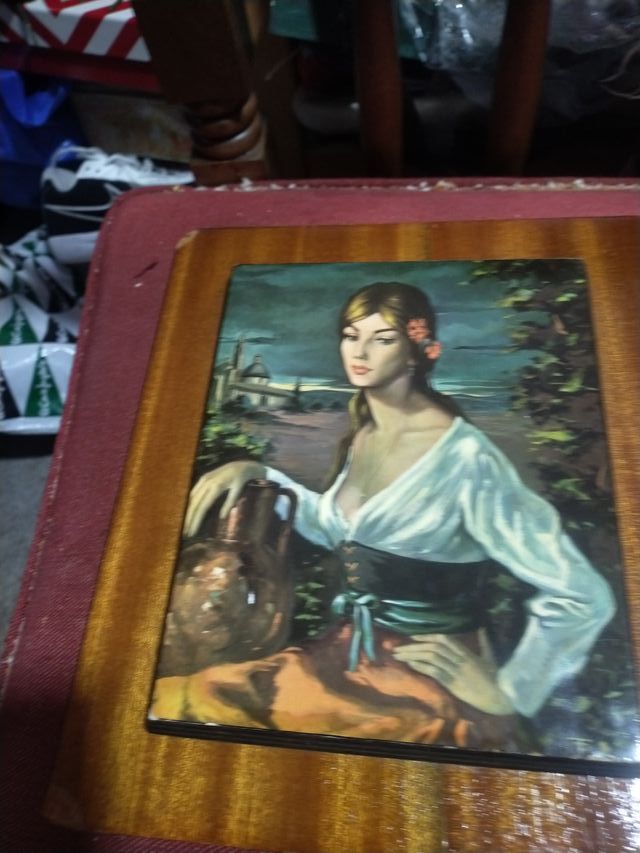 Cuadro mujer con cántaro 25x25cm madera