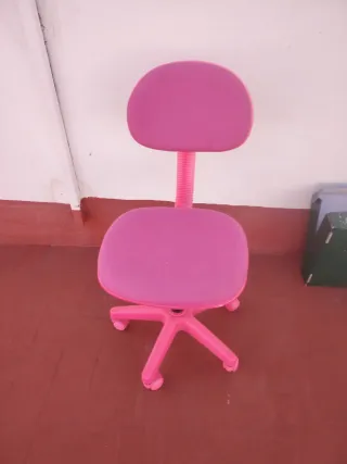 Silla de oficina rosa con ruedas