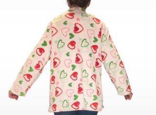 Bata de forro polar con corazones