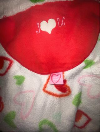 Bata de forro polar con corazones