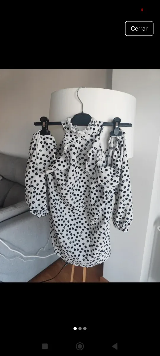 Camisa blanca con margaritas negras