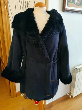 Abrigo azul oscuro con forro de pelo sintético