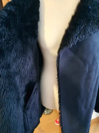 Abrigo azul oscuro con forro de pelo sintético