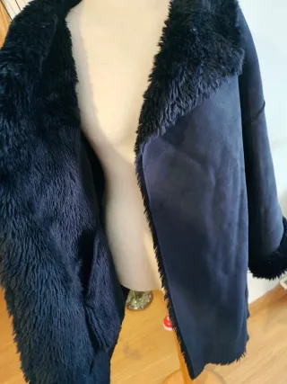 Abrigo azul oscuro con forro de pelo sintético