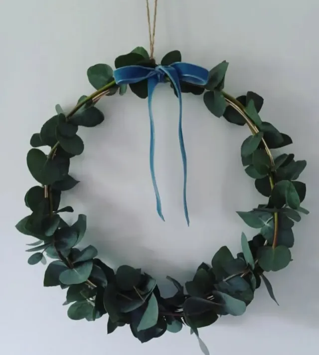 Decoración de eucalipto con lazo