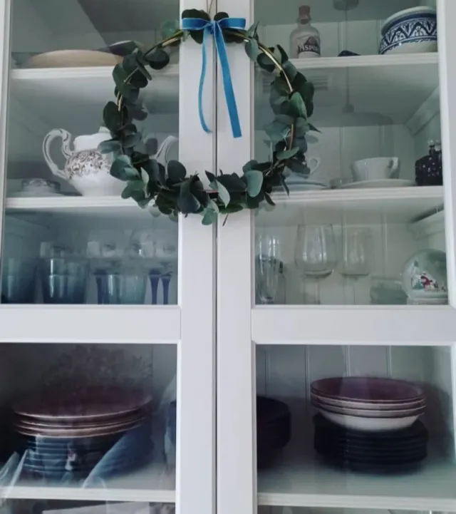 Decoración de eucalipto con lazo