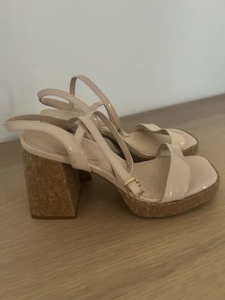 Sandalias color nude de charol con plataforma 38