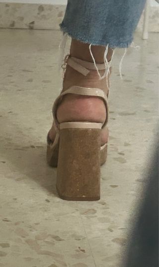 Sandalias color nude de charol con plataforma 38