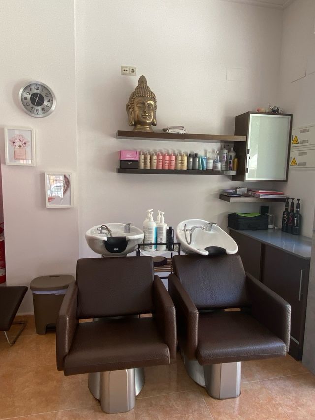 Se traspasa peluquería/manicura.