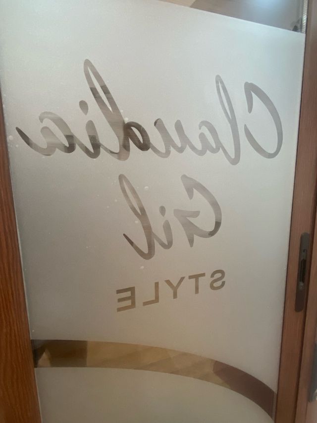 Se traspasa peluquería/manicura.