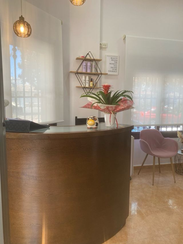 Se traspasa peluquería/manicura.