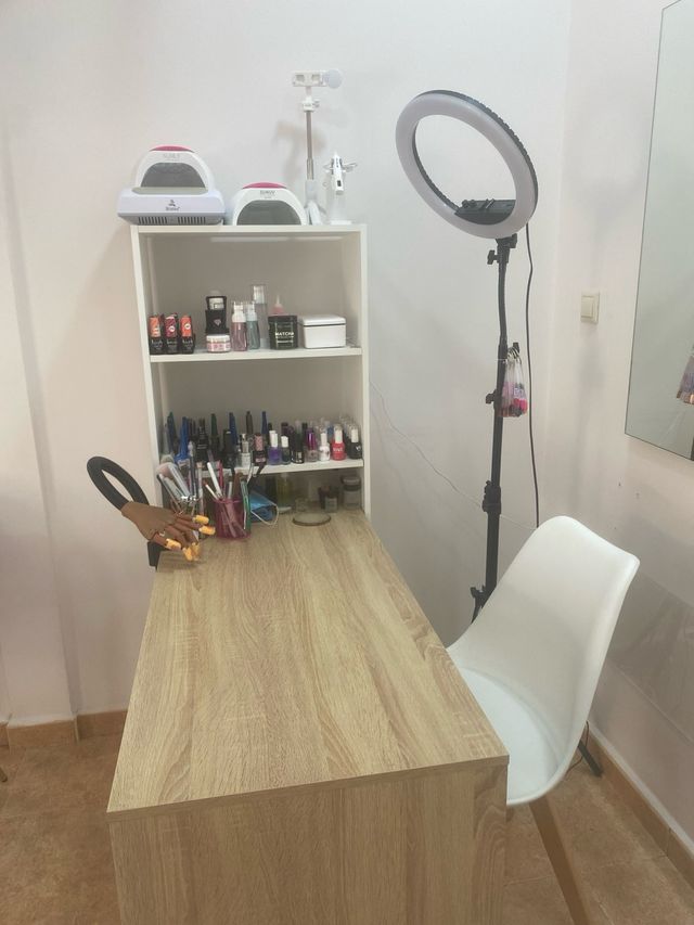 Se traspasa peluquería/manicura.