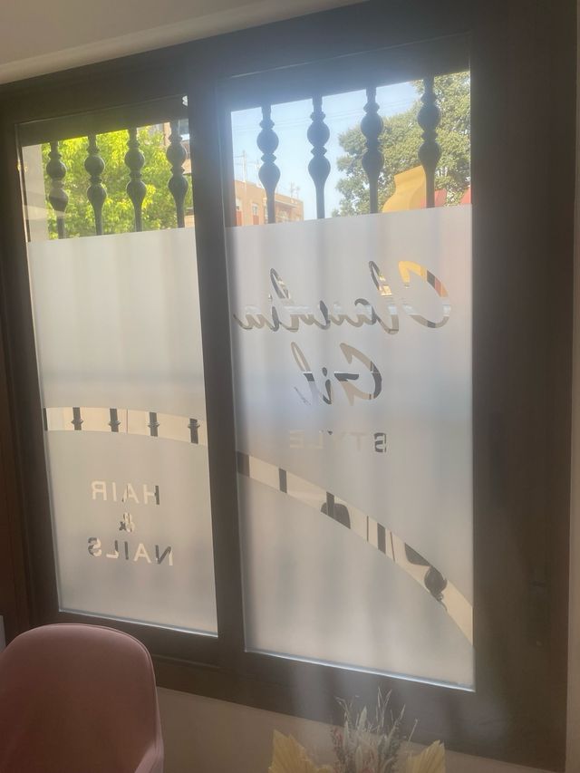 Se traspasa peluquería/manicura.