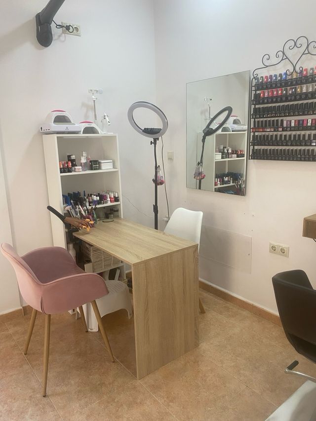 Se traspasa peluquería/manicura.