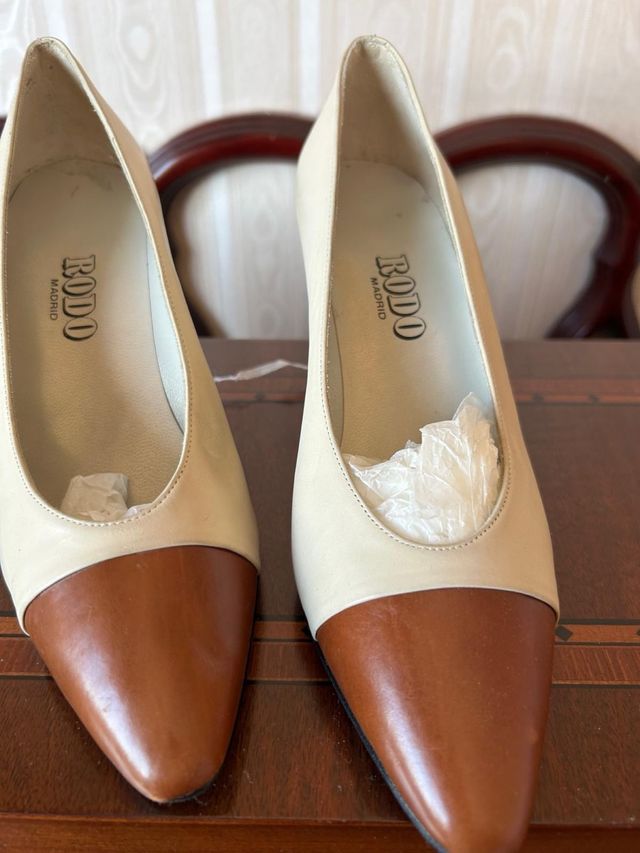 Zapatos RODO beige y marrón