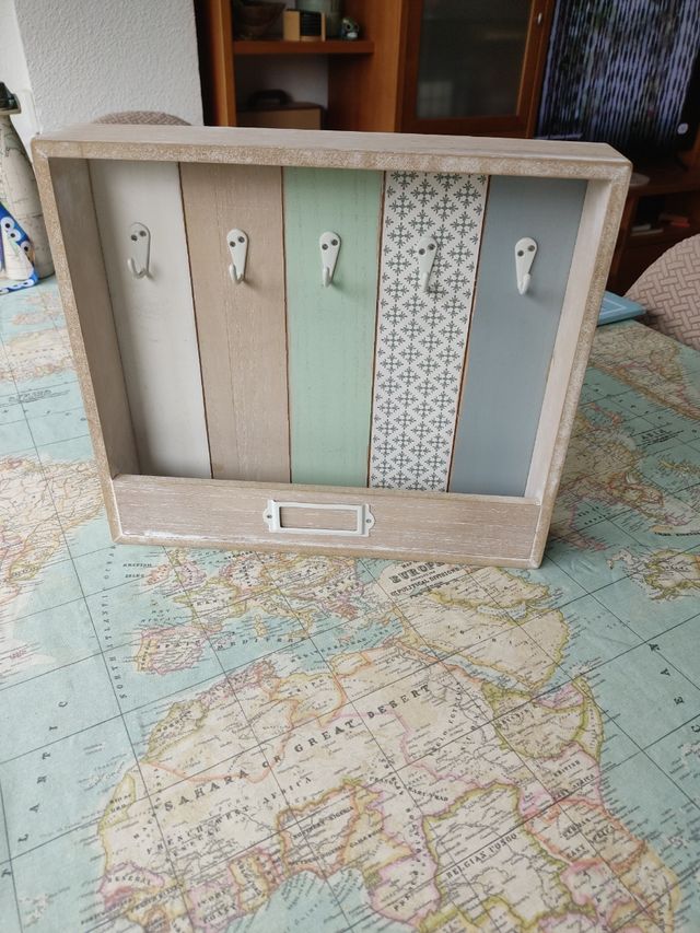 Colgador de llaves de madera y metal