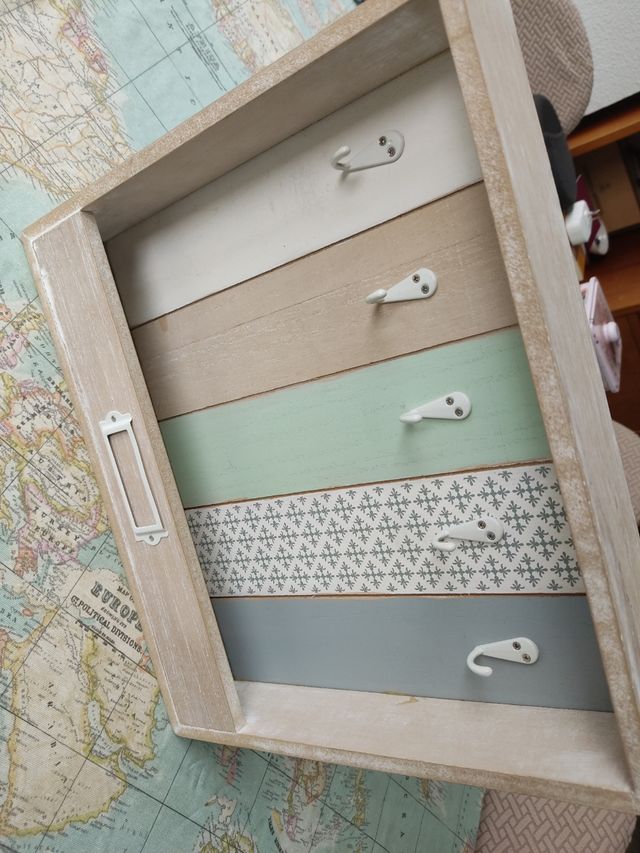 Colgador de llaves de madera y metal