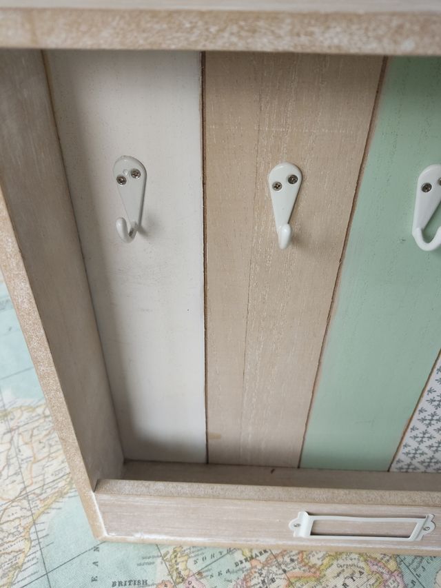 Colgador de llaves de madera y metal