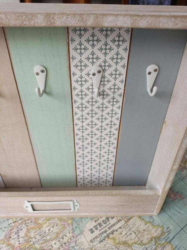 Colgador de llaves de madera y metal