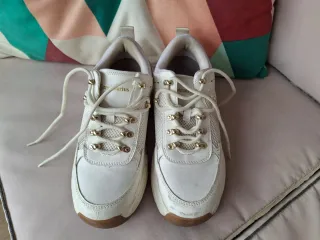 Deportivas Stradivarius blancas y doradas