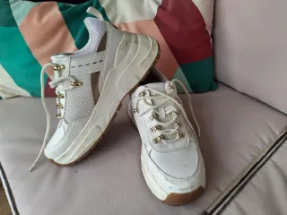 Deportivas Stradivarius blancas y doradas