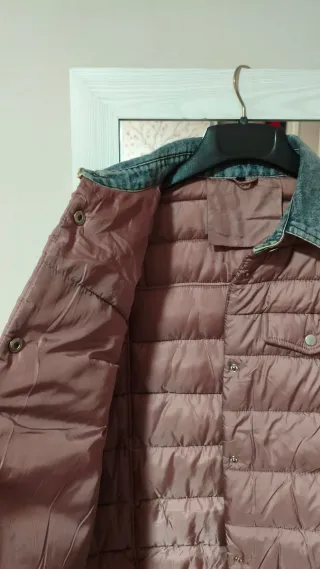 Cazadora acolchada lila y vaquera