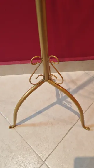 Maniquí metálico dorado