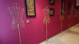 Maniquí metálico dorado