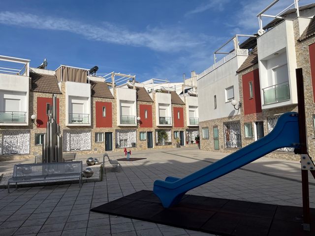 Casa adosada con piscina y garajes